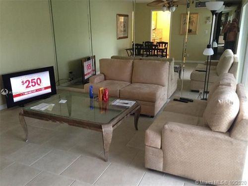 163 West Ct - Photo 2 of 8