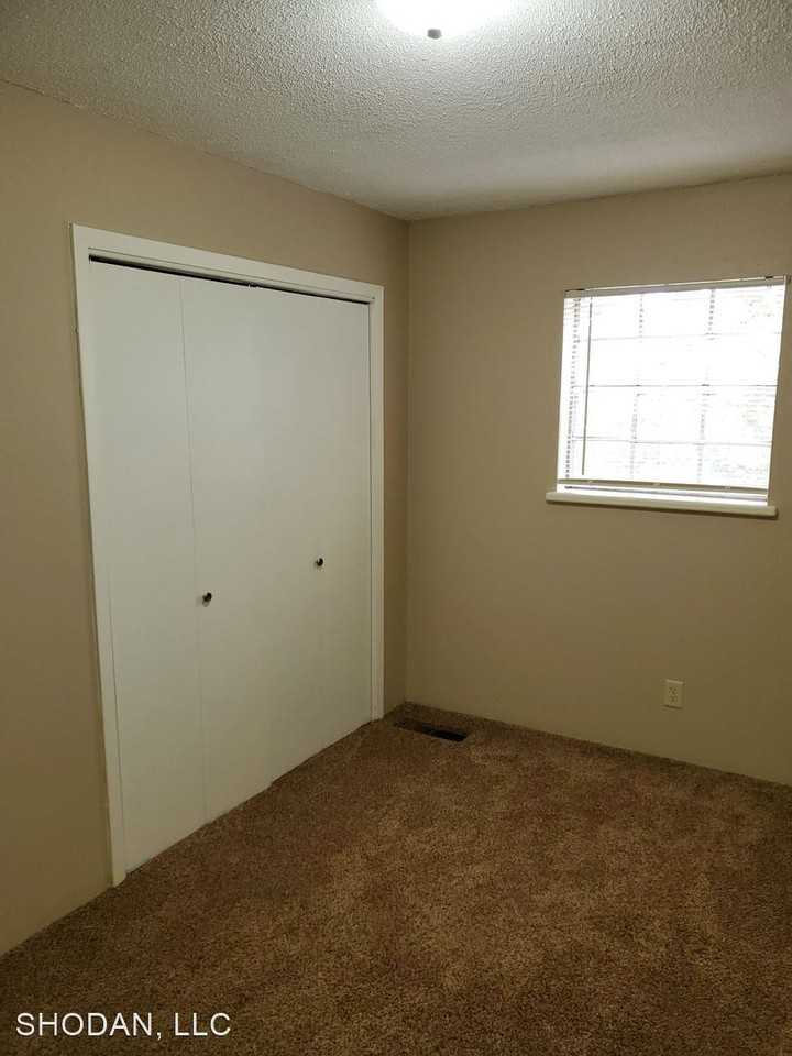 131 Commercial Dr - Photo 2 of 11