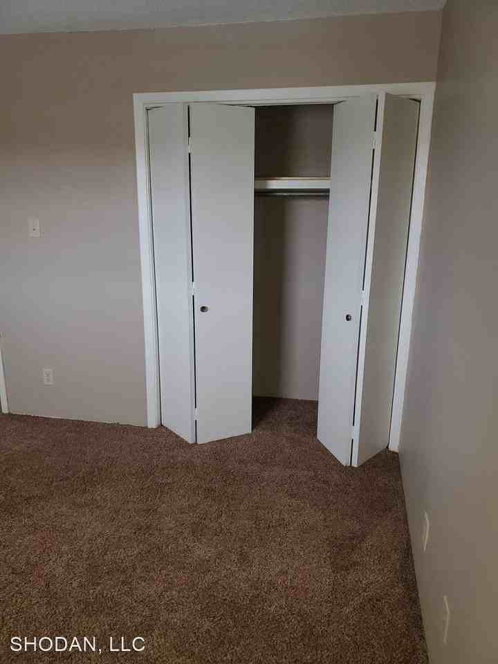 131 Commercial Dr - Photo 3 of 11