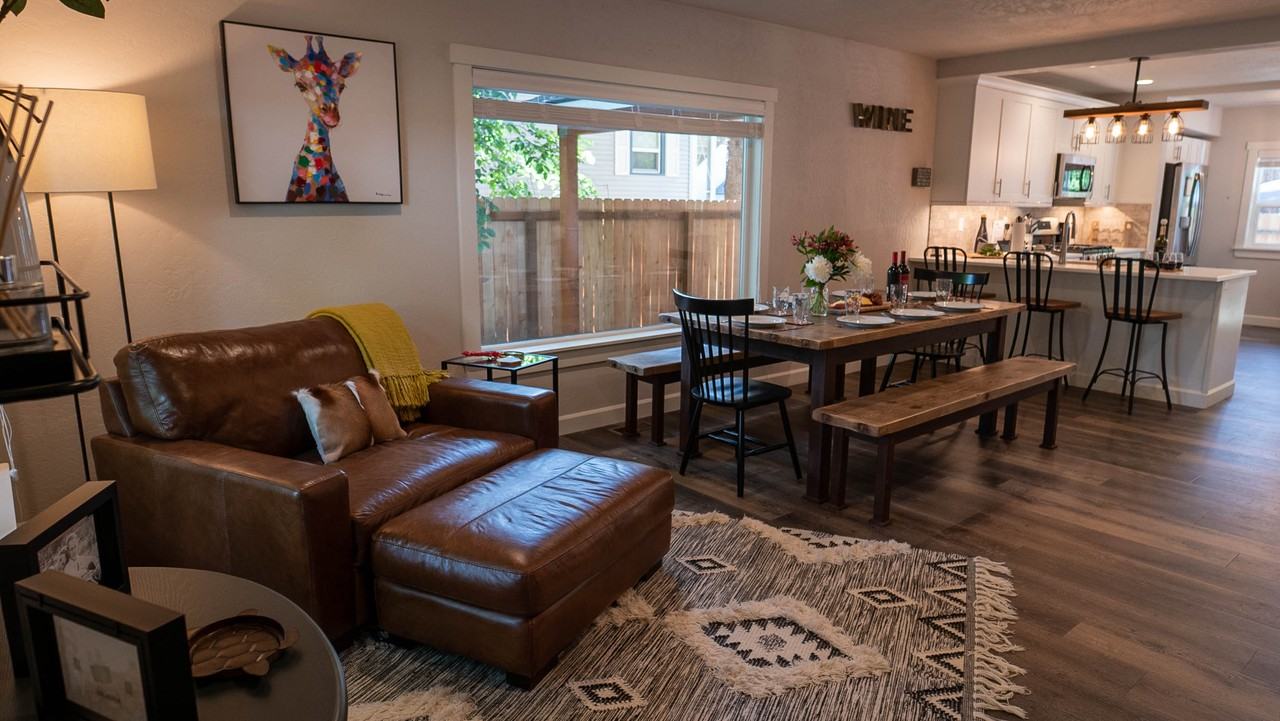 310 E Wallace Ave - Photo 2 of 15