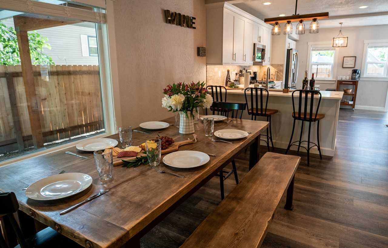 310 E Wallace Ave - Photo 3 of 15