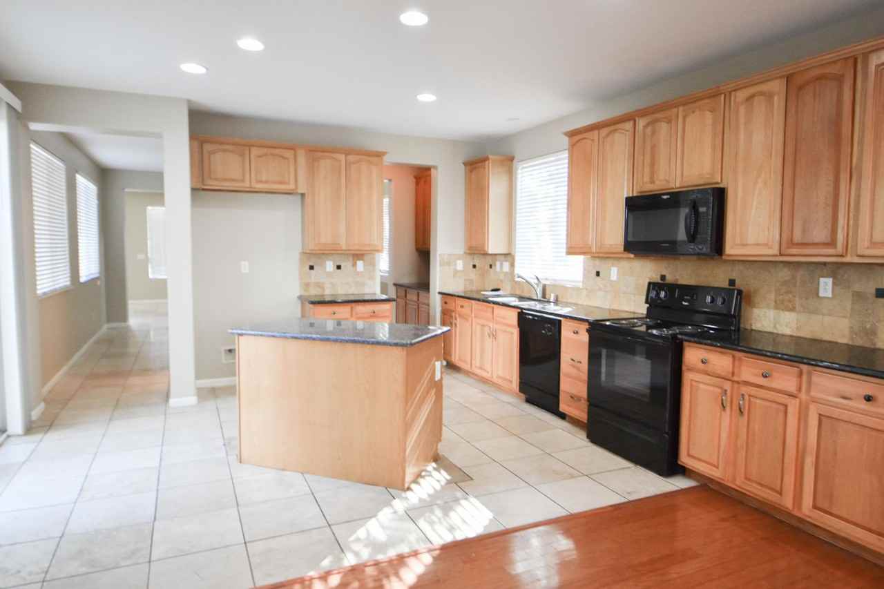 1725 Dover Cir - Photo 3 of 11