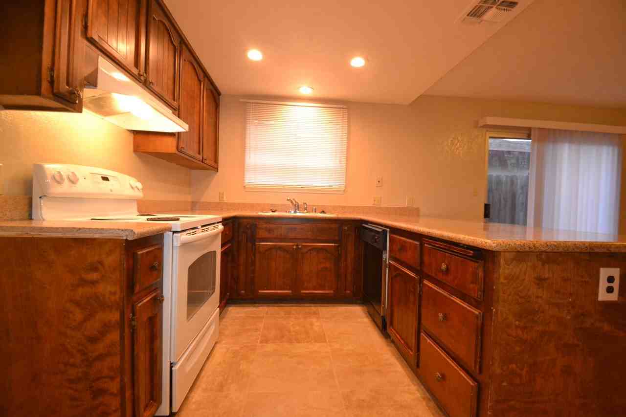 4413 76th St - Photo 2 of 9