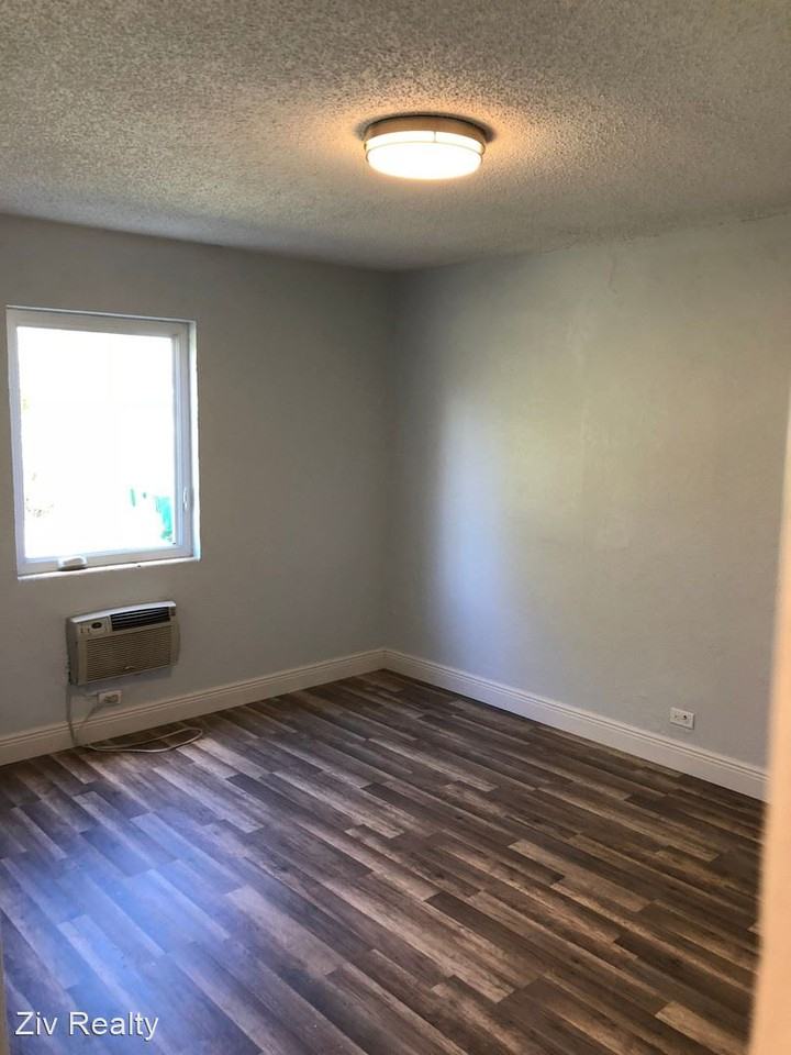 1425 31st Street - Photo 2 of 9