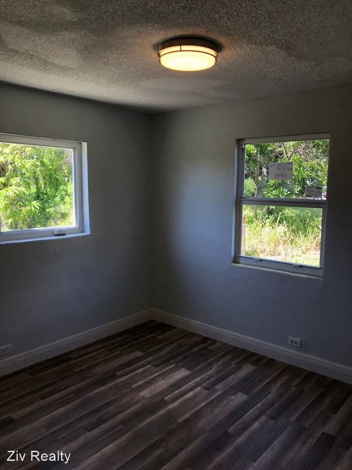 1425 31st Street - Photo 3 of 9