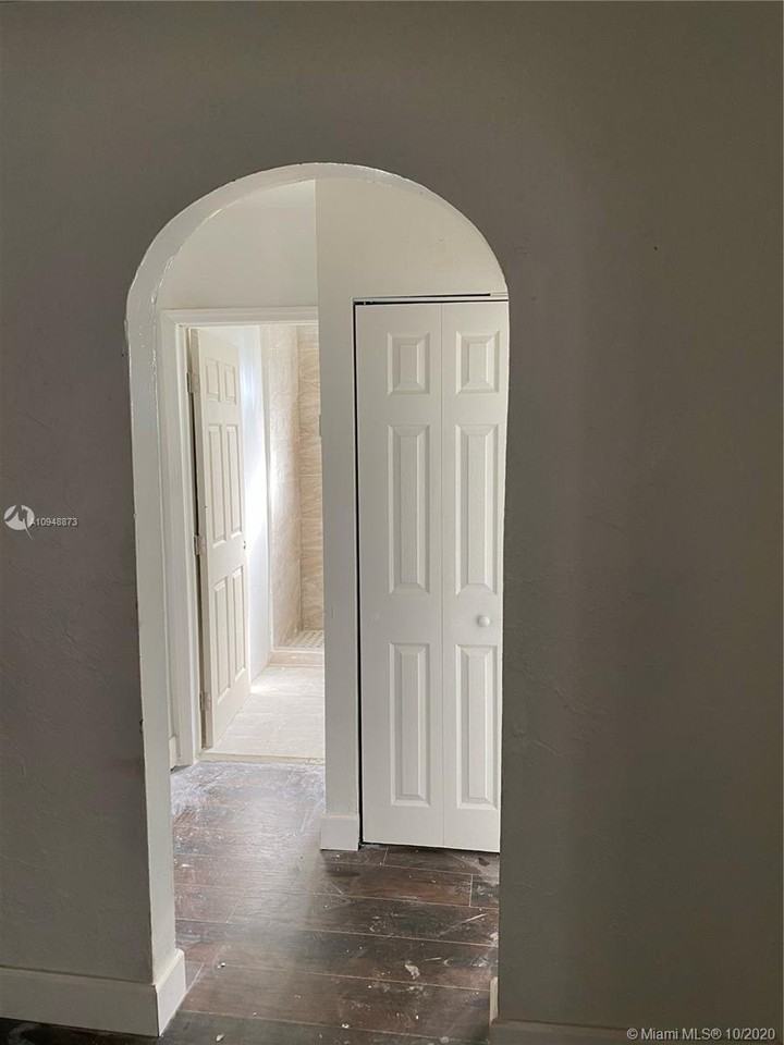 2928 Southwest 10th Street - Photo 2 of 5