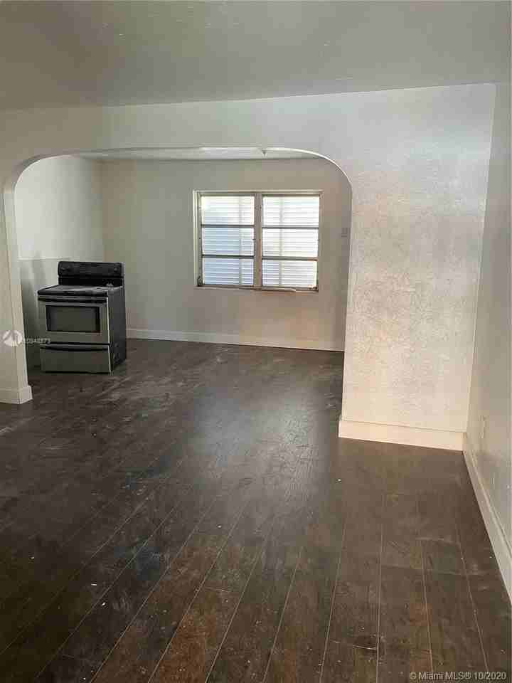 2928 Southwest 10th Street - Photo 3 of 5