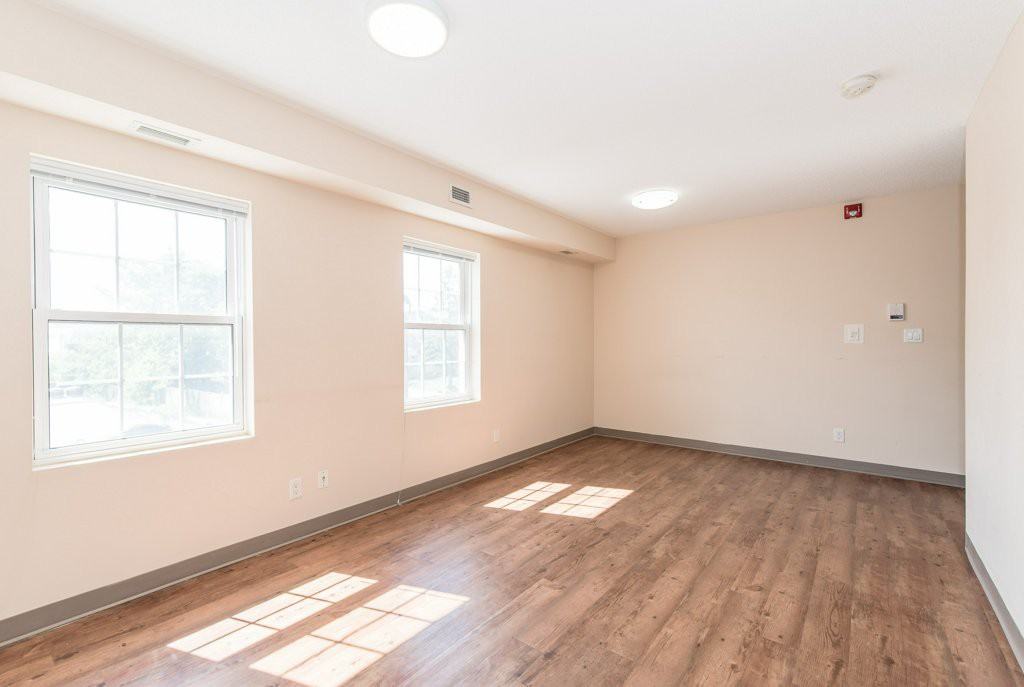 298 Spruce Street (STUDENTS ONLY) - Photo 3 of 7