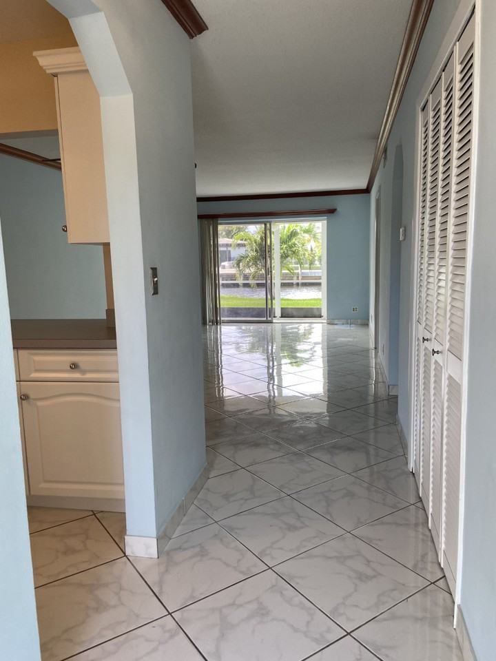1100 Pine Dr - Photo 3 of 18