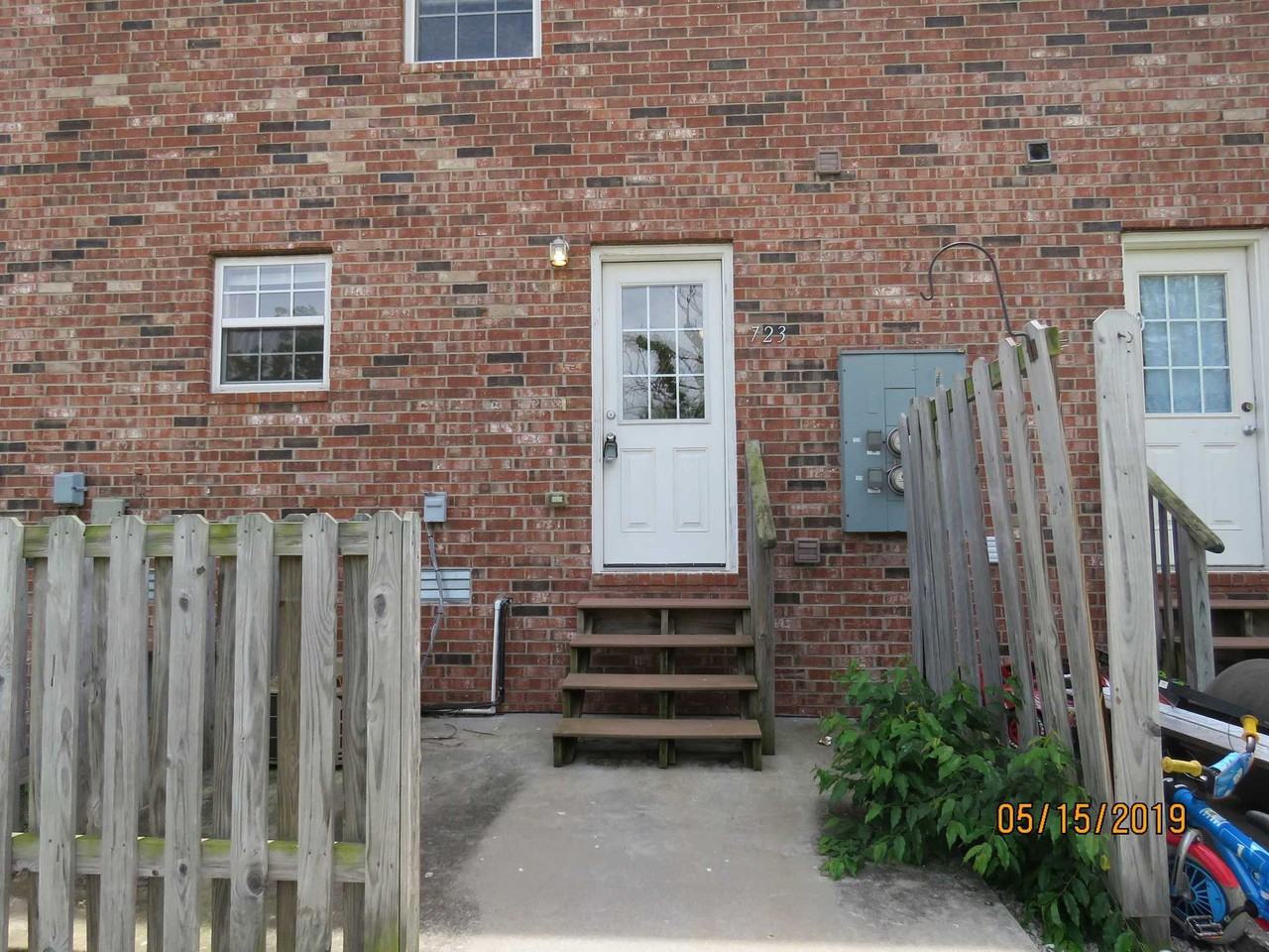 723 E Kings Carriage Blvd - Photo 2 of 14