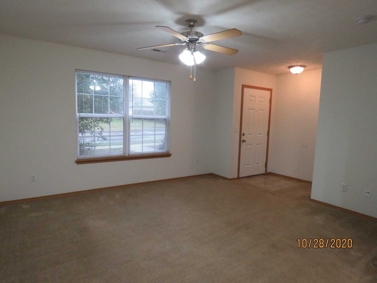 723 E Kings Carriage Blvd - Photo 3 of 14