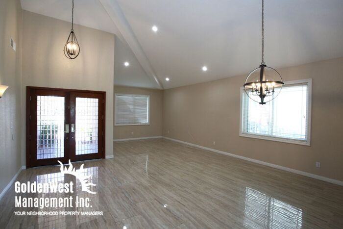 2832 Lakecrest Dr - Photo 3 of 23