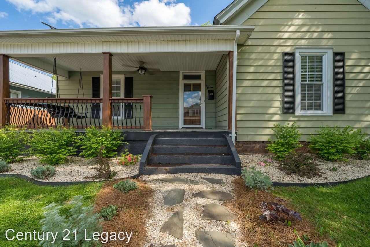 111 W Poplar St - Photo 3 of 24