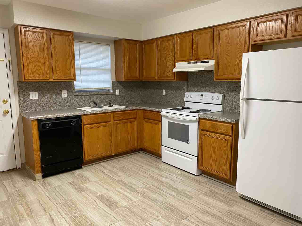 1052 Long St #B - Photo 2 of 4