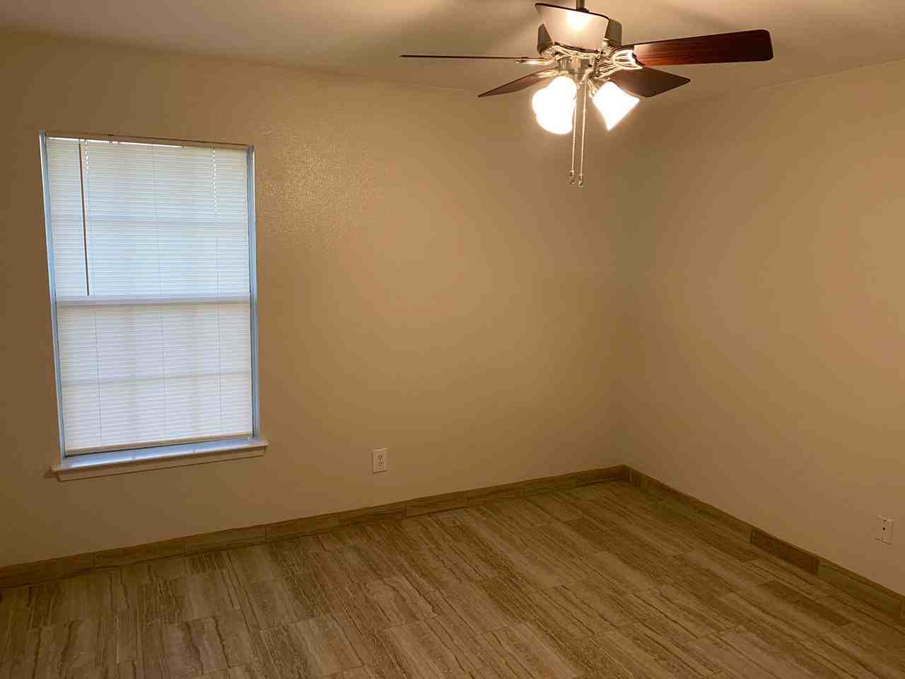 1052 Long St #B - Photo 3 of 4