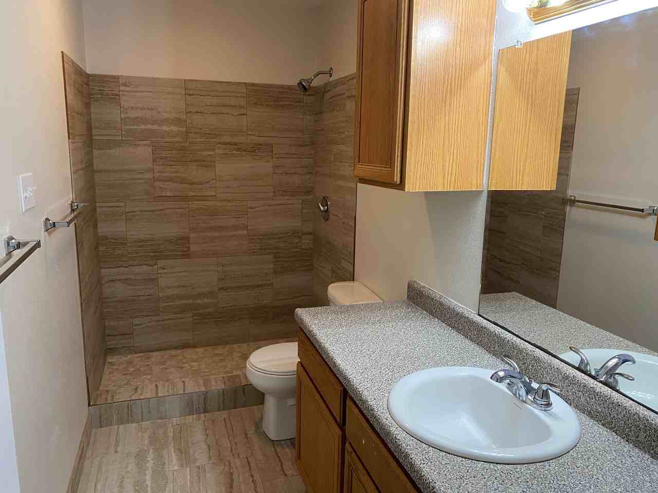 1052 Long St #B - Photo 4 of 4