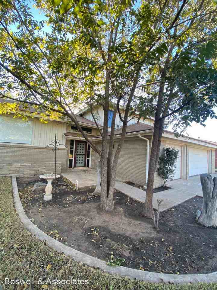 3215 Durant Dr - Photo 3 of 31