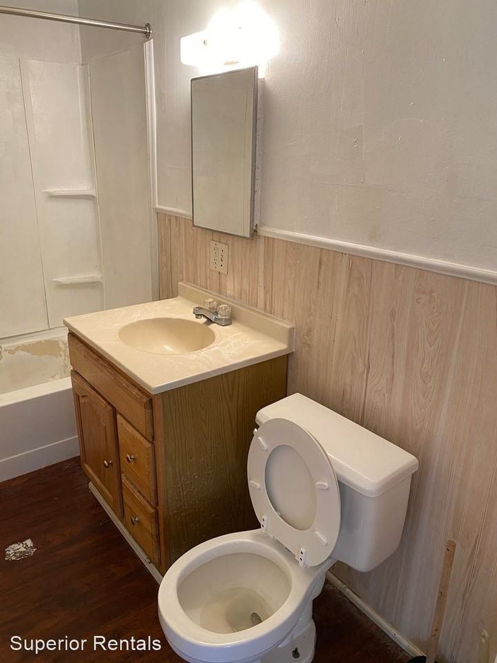 401 W 9th St - Photo 2 of 8