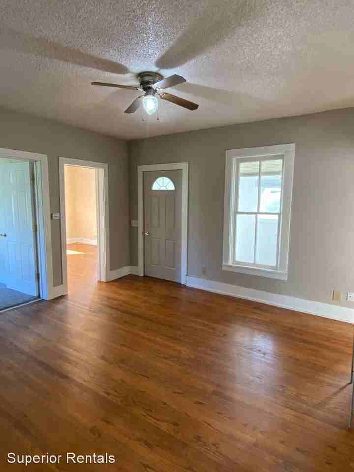 401 W 9th St - Photo 3 of 8