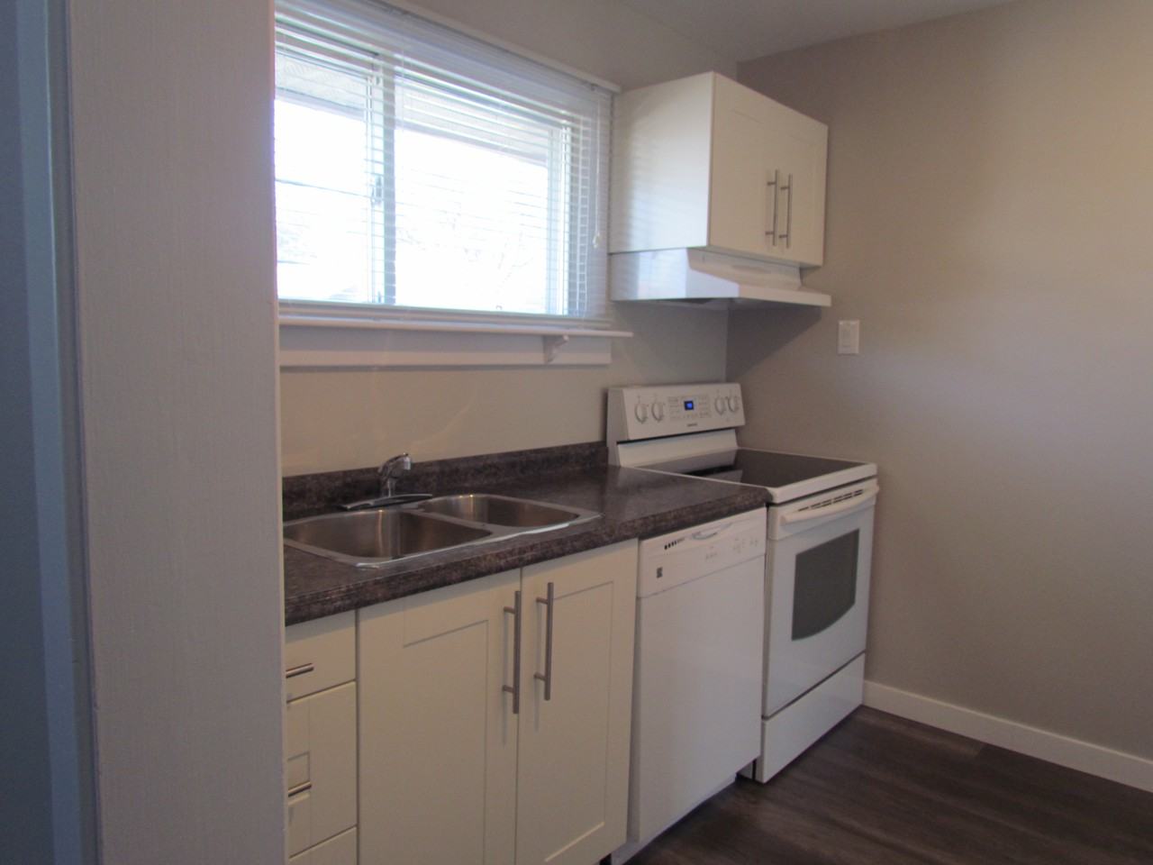 1251 Rideout Crescent - Photo 3 of 10