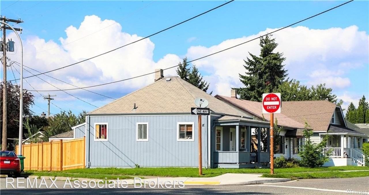 205 Williams Ave N - Photo 3 of 5