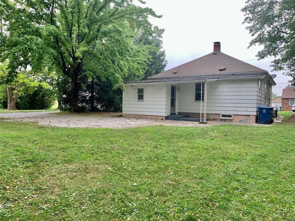 137 W Perry St - Photo 3 of 12