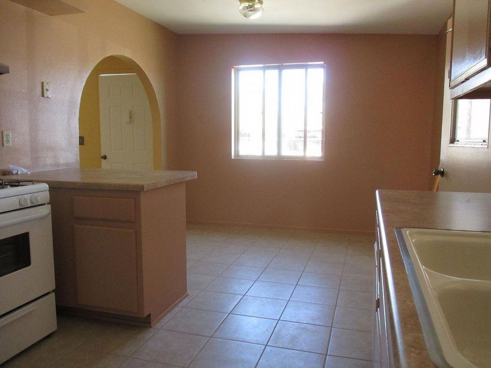 1323 W Niagara St - Photo 3 of 10