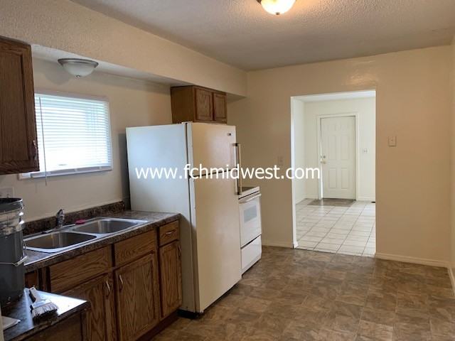 1107 Summit St - Photo 2 of 9