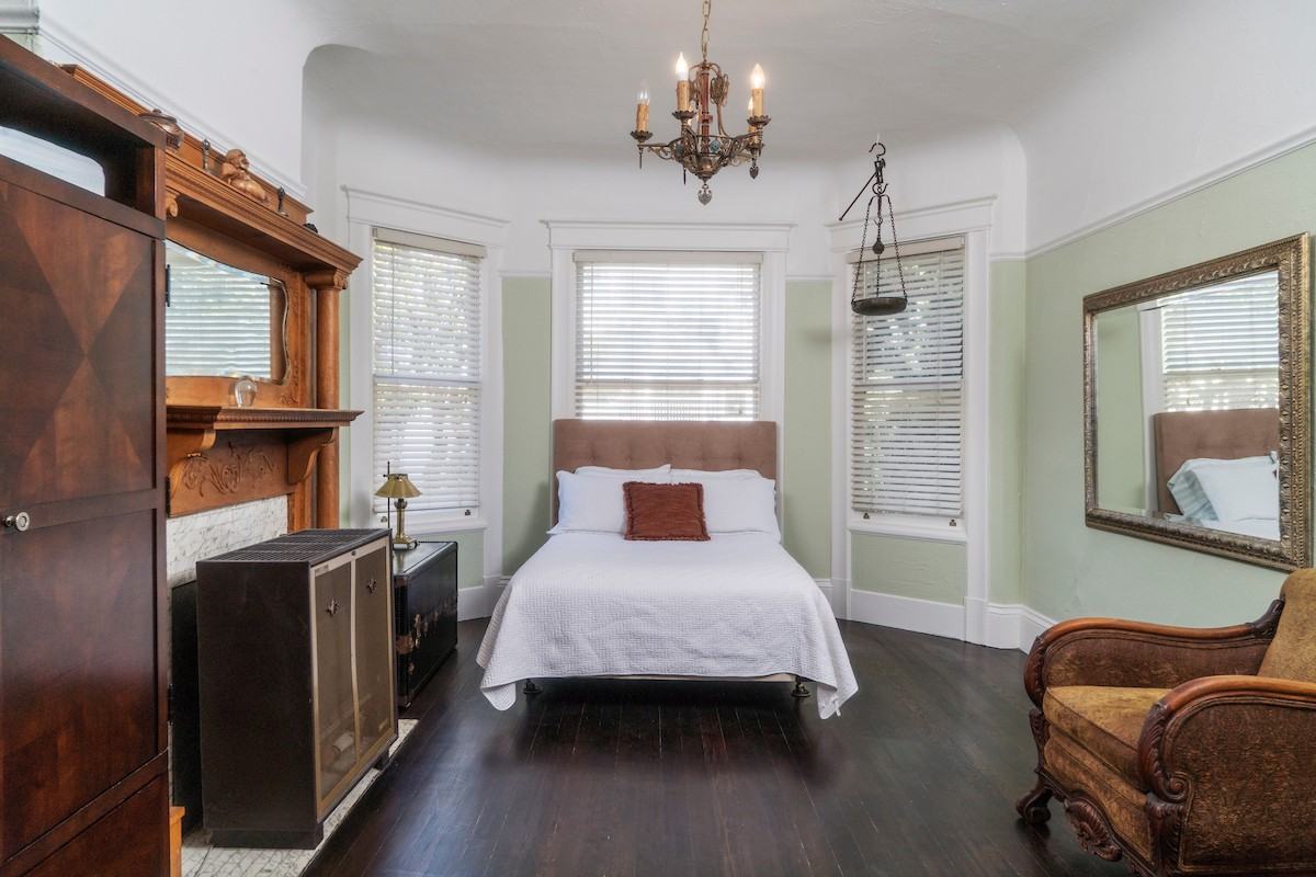 1035 Noe St - Photo 2 of 12