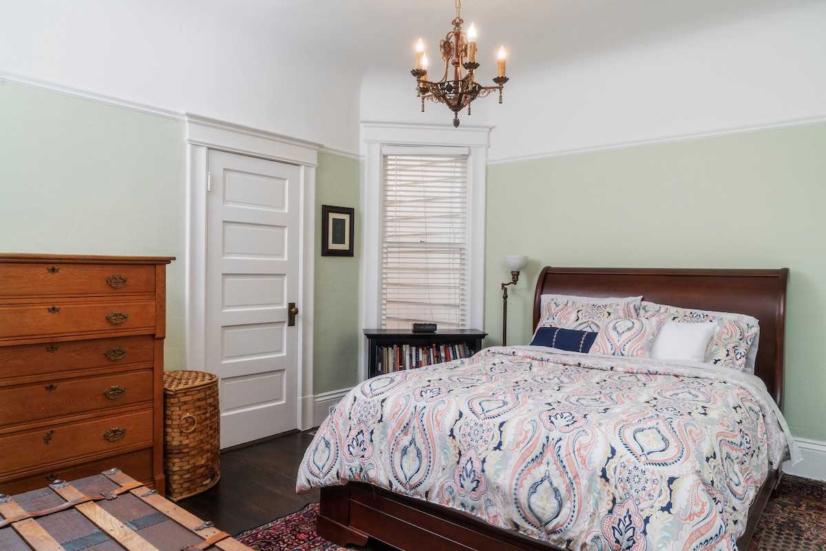 1035 Noe St - Photo 4 of 12