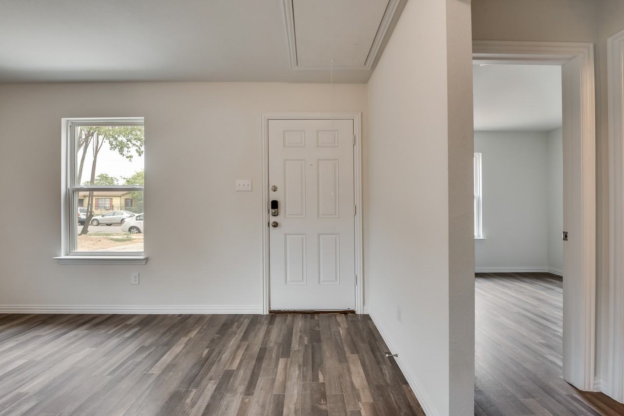 1600 Lucile Ave - Photo 3 of 22