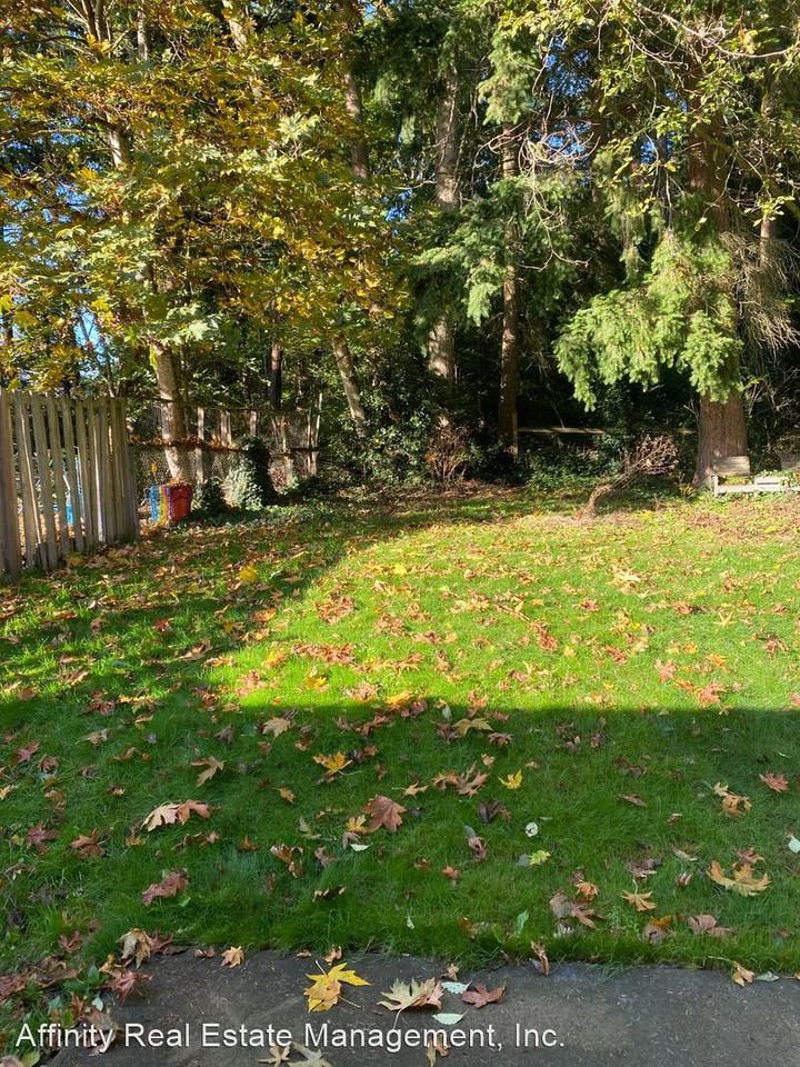 11312/11314 76th Ave Ct E - Photo 3 of 20