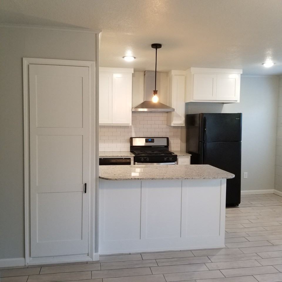 843 West 12th Street - Photo 3 of 11
