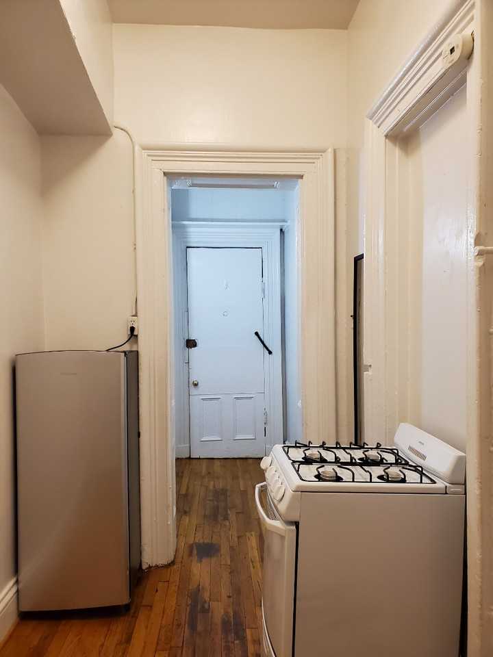 No FEE MINIMALIST SRO WEEKLY RENTAL TINY KITCHENETTE PRIVATE ENTRYROOM - Photo 3 of 4