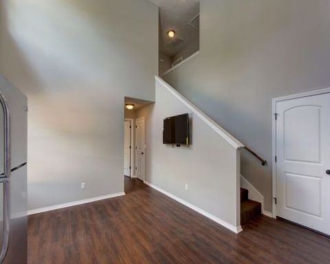 615 S Kickapoo Ave - Photo 2 of 19