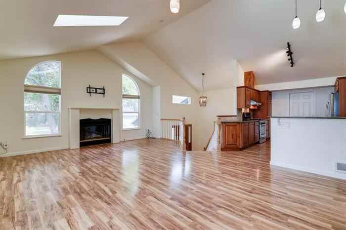 1607 Sandcreek Dr - Photo 3 of 18