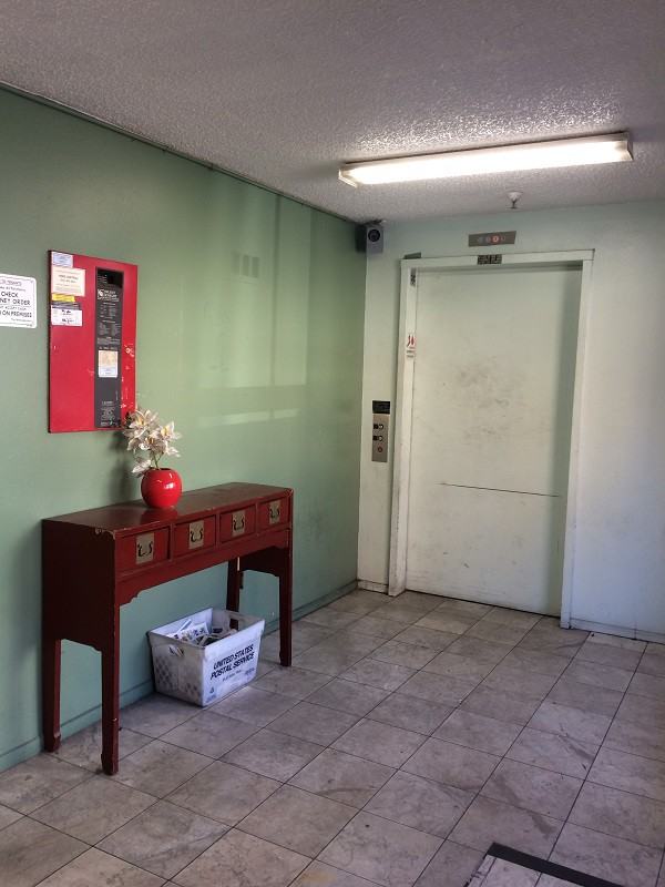 733 S Mariposa Ave - Photo 2 of 9