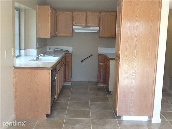 750 S Barron Ave - Photo 3 of 10