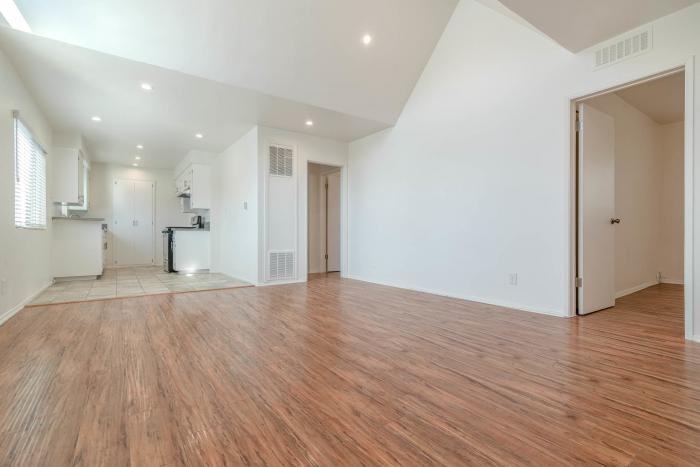 1439 S Point View St - Photo 2 of 15