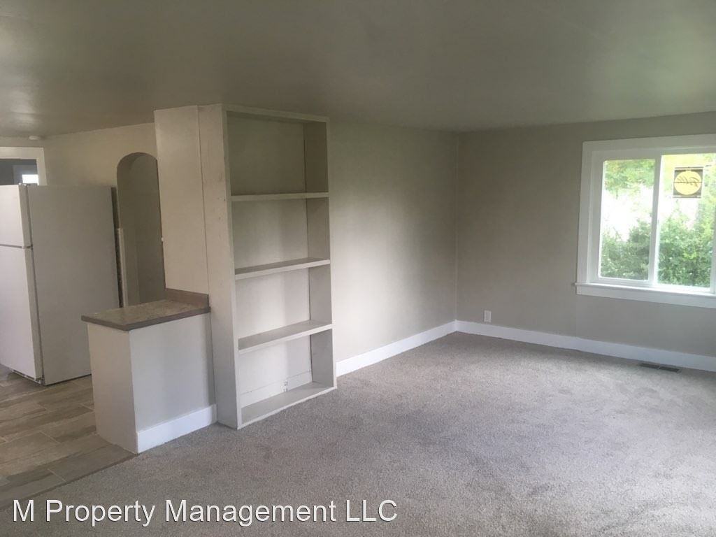 204 W Locust St - Photo 2 of 8