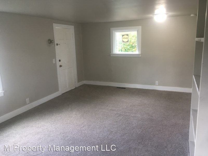 204 W Locust St - Photo 3 of 8