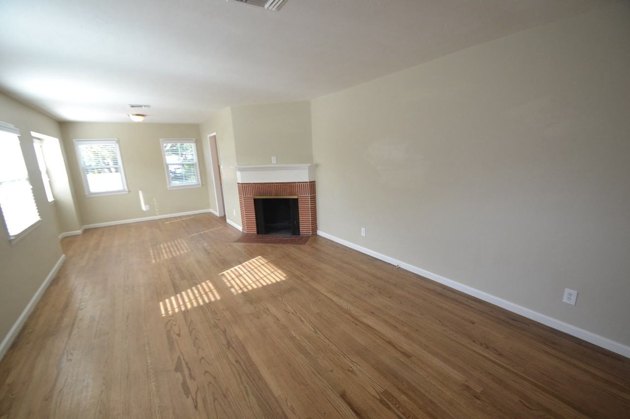 694 W 34th St - Photo 2 of 8