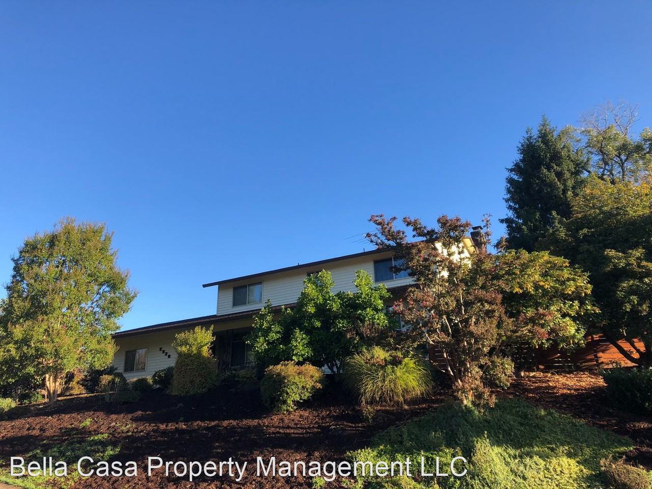 2920 Ne Lynn Ct - Photo 2 of 37