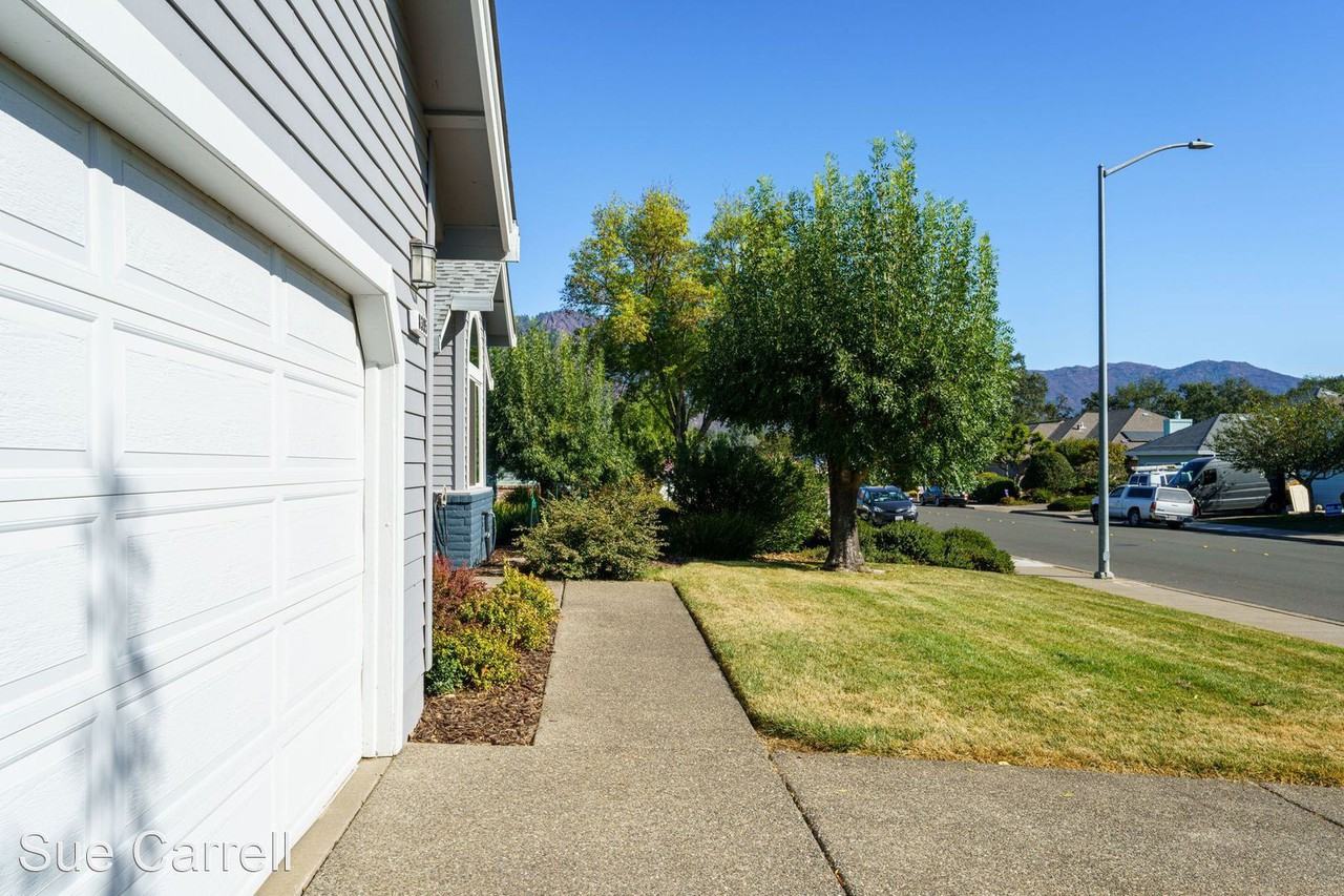 8395 Oakmont Dr - Photo 3 of 21