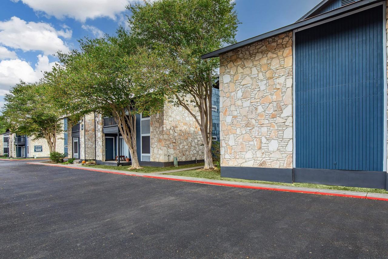 Uptown Heights & The Retreat at Uptown Heights - Photo 4 of 33