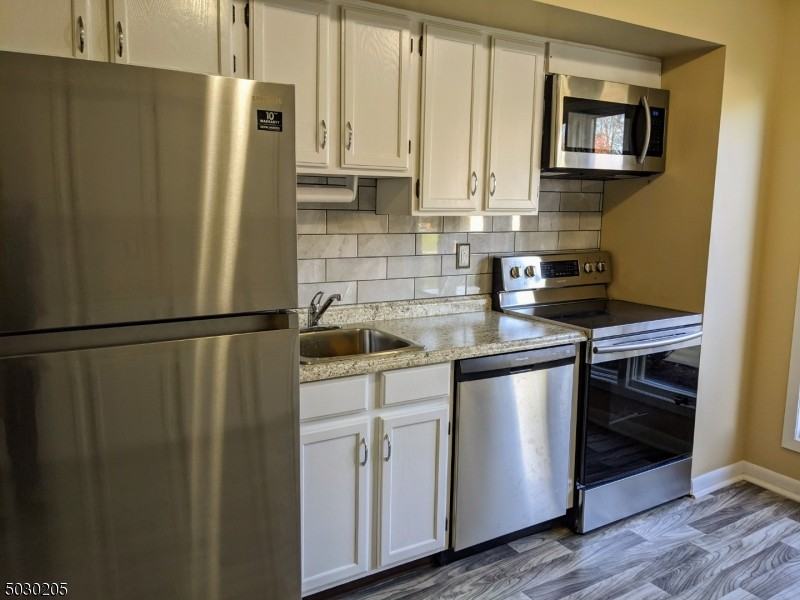 401 Mohegan Cir - Photo 2 of 9