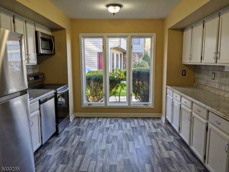 401 Mohegan Cir - Photo 3 of 9