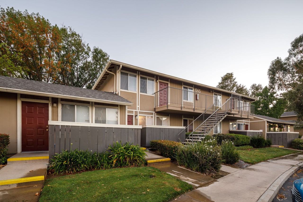 Country Hills - Photo 3 of 33