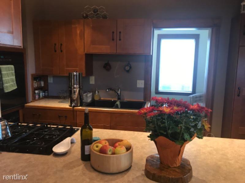 1712 1712 Taylor St NE 1 - Photo 3 of 19