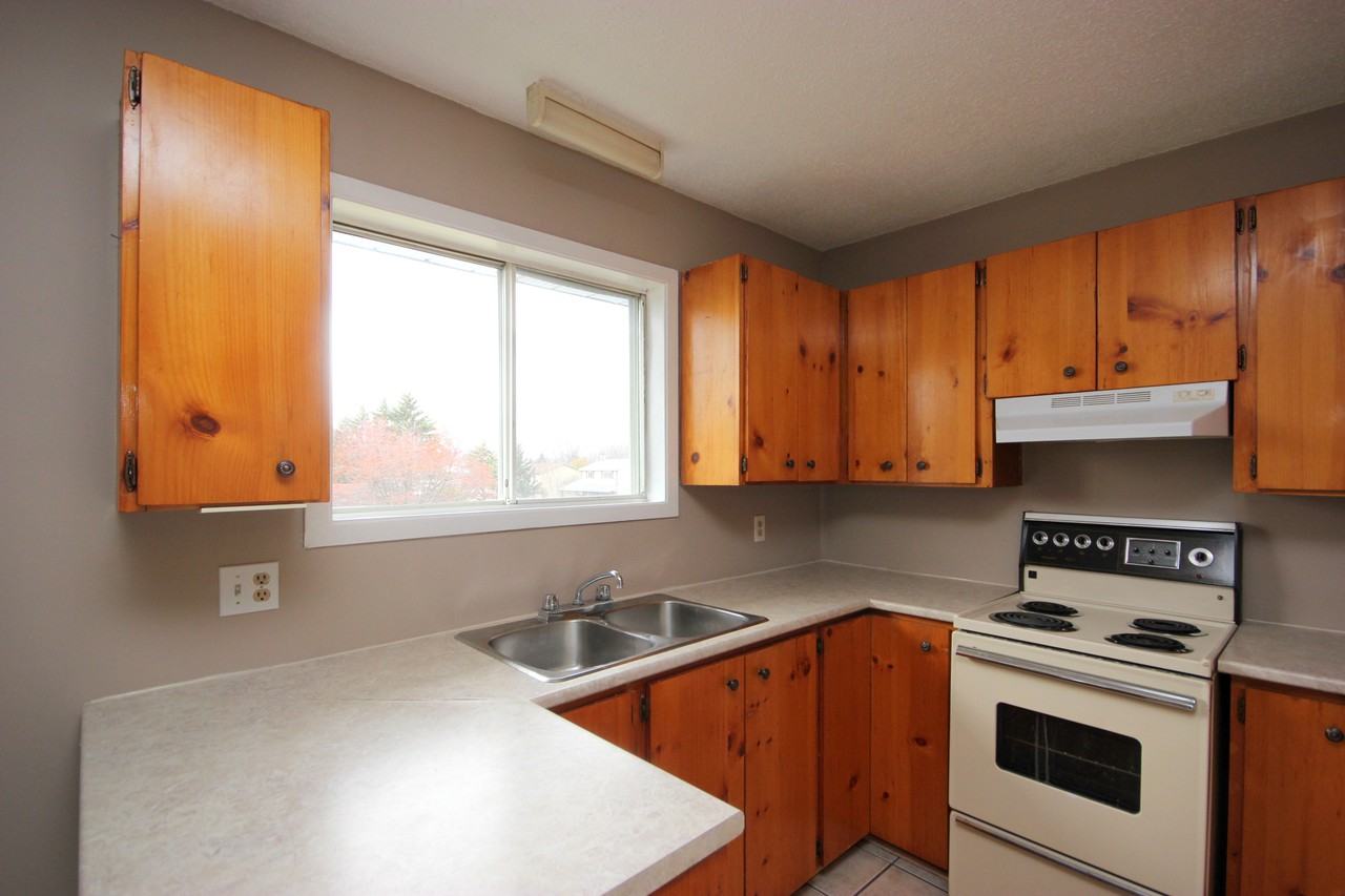 1592 10th Line Rd - Photo 3 of 11